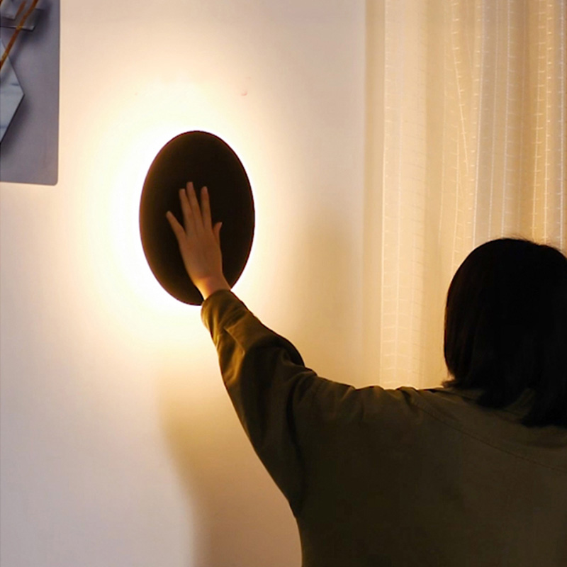 Round wall light in a pure design