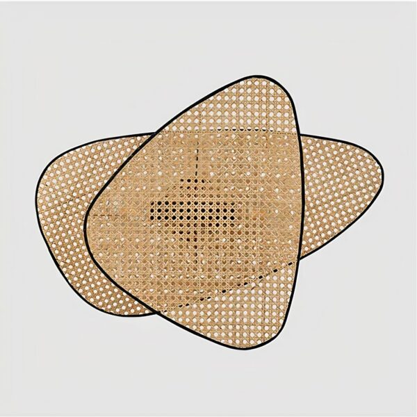 Wall light in openwork rattan. Composed of two large rounded triangles, superimposed one on top of the other and offset. Finished with a black border. On a white background.